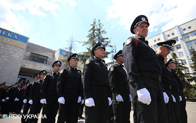 &quot;Стальная дисциплина&quot;: фоторепортаж с первого выпуска Академии патрульной полиции в Киеве
